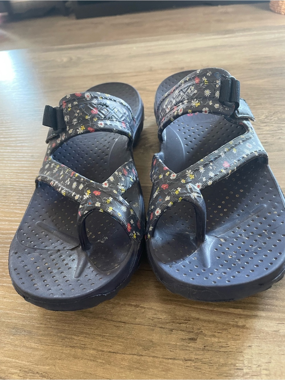 Skechers foamies Regae Toe loop Slip on navy blue sandal w ditsy floral print W8